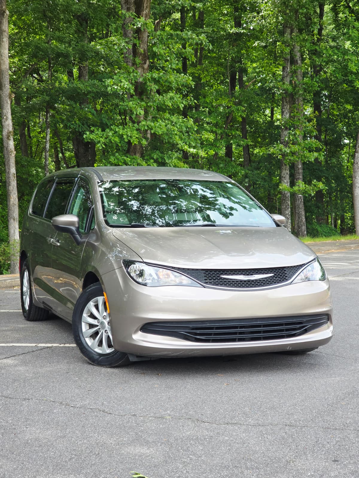2017 Chrysler Pacifica Touring's photo